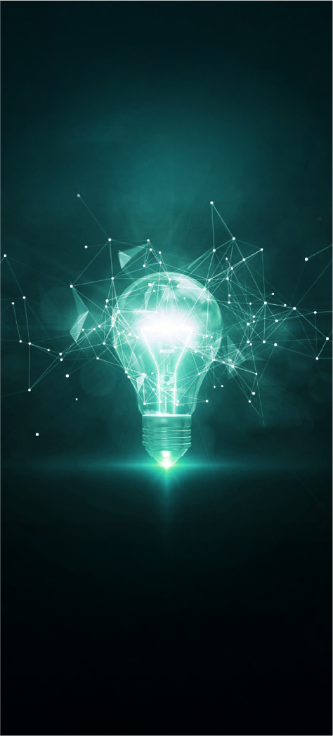 Experte für digitale Industrieprozesse Leuchtende Glühbirne mit digitalem Netzwerk – Symbol für Innovation und industrielle Digitalisierung