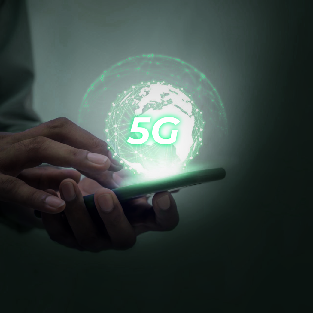 Digitale Transformation in der Industrie mit widerstandsfähiger Hardware Smartphone mit 5G-Globus – Symbol für vernetzte mobile Industriekommunikation
