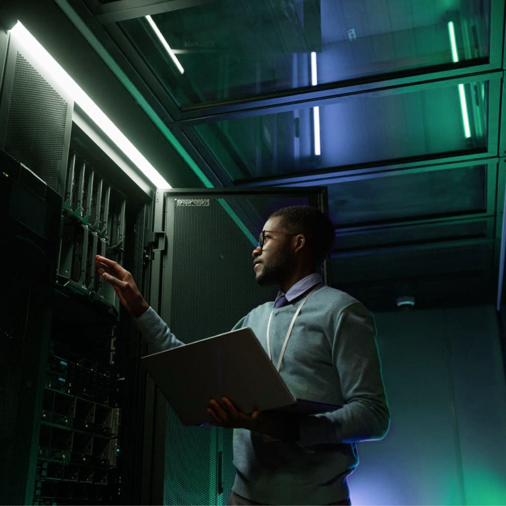 IT-Spezialist im Rechenzentrum bei der Serverwartung Cyrus Support und Service für Industrie 4.0 Geräte Techniker mit Laptop überprüft Server im Rechenzentrum – professionelle IT-Infrastruktur und Datensicherheit