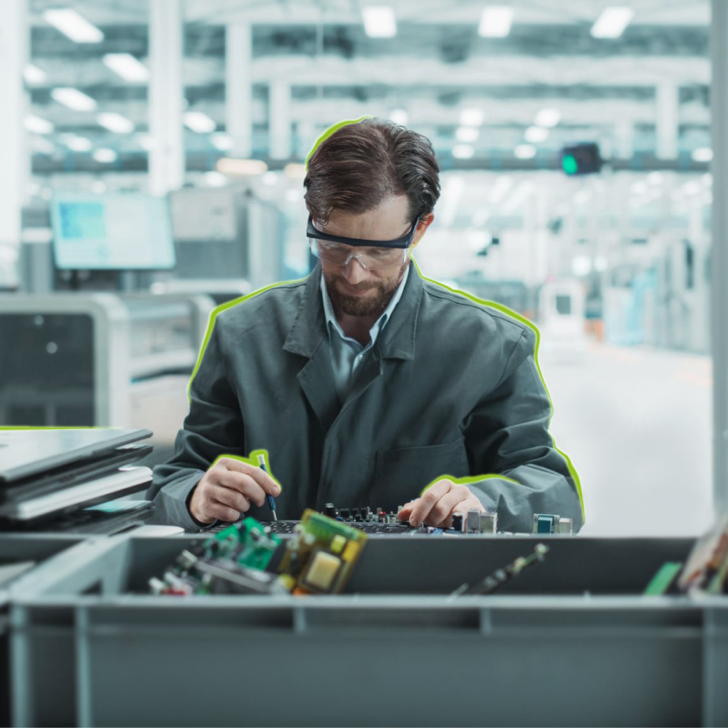 Systempartner für digitale Industrieprojekte Ingenieur prüft elektronische Komponenten für robuste Industriegeräte bei Cyrus Technology