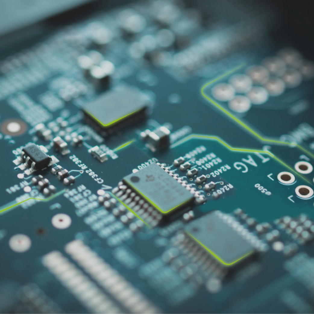 Industriepartner für digitale Transformation Detailaufnahme einer Leiterplatte mit elektronischen Bauteilen für Industriegeräte